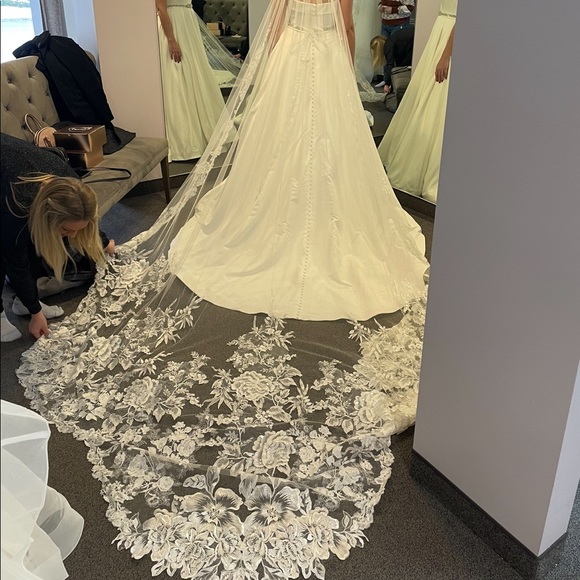 NWT Scalloped ivory lace edge cathedral veil - Picture 2 of 9